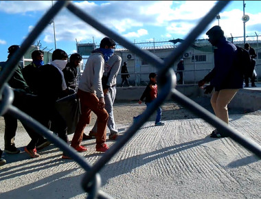 Λέσβος: Οι ισχυρές αστυνομικές δυνάμεις διέλυσαν την εξέγερση των μεταναστών- Πέντε τραυματίες (φωτό, βίντεο) (upd)